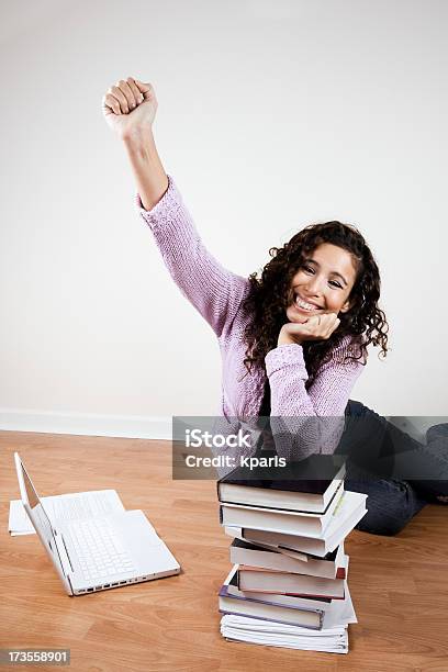 Foto de Estudante Com Laptop Bem e mais fotos de stock de Adulto - Adulto, Alegria, Aluno de Universidade