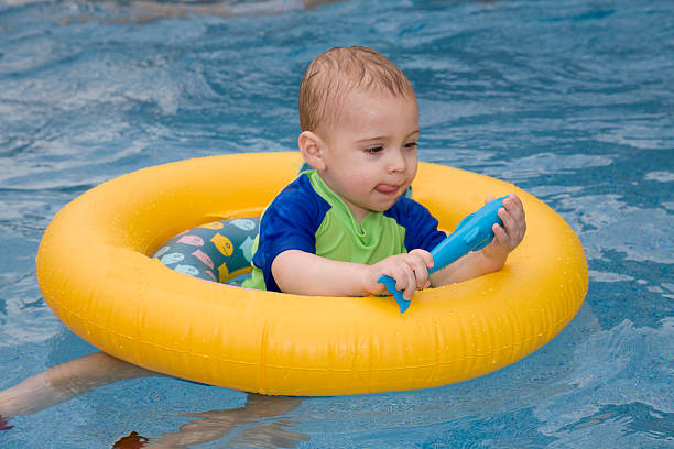 natation dans la piscine - inflatable ring water wings swimming pool float photos et images de collection