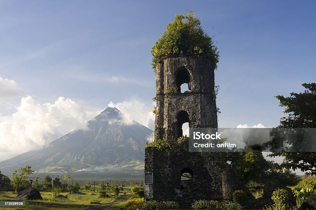 Vulcão e ruínas Cagsawa Mayon - Foto de stock de Filipinas royalty-free