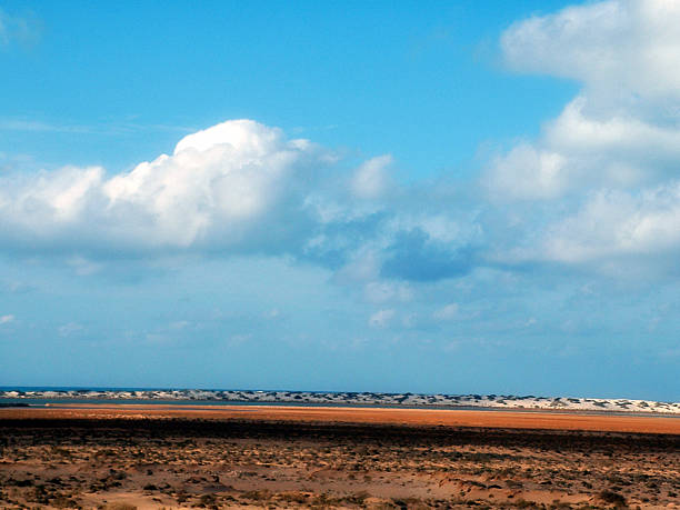 desierto y cielo - alamein fotografías e imágenes de stock