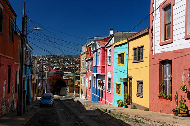 Valparaiso street Colourful homes of Valparaiso, Chile valparaiso chile stock pictures, royalty-free photos & images