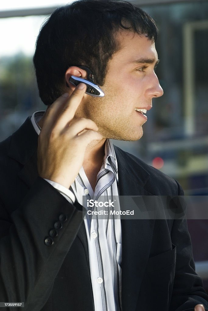 Empresario en un teléfono celular con - Foto de stock de 20-24 años libre de derechos