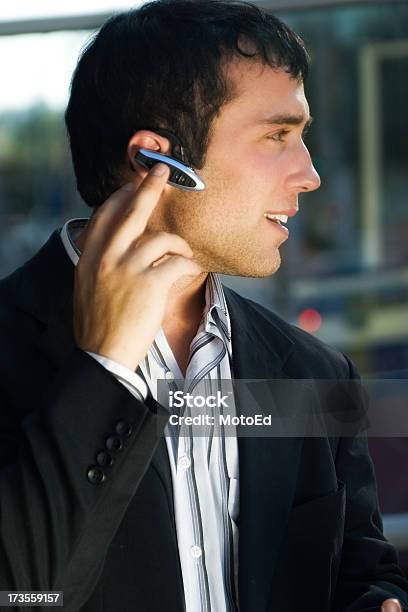 Empresario En Un Teléfono Celular Con Foto de stock y más banco de imágenes de 20-24 años - 20-24 años, Actividad, Adulto
