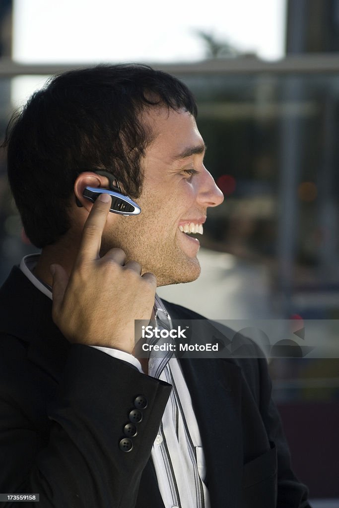 Empresario en un teléfono celular con - Foto de stock de 20-24 años libre de derechos