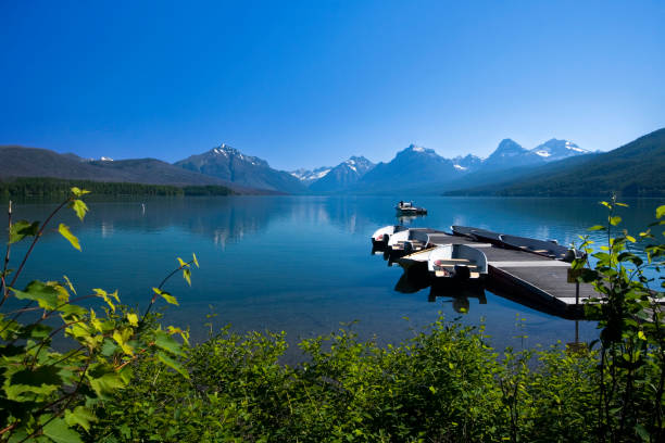 레이브 mcdonald - usa us glacier national park mcdonald lake transportation 뉴스 사진 이미지