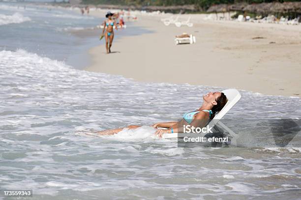 Inesperado Refresco - Fotografias de stock e mais imagens de Cadeira de Praia - Cadeira de Praia, Maré, Água