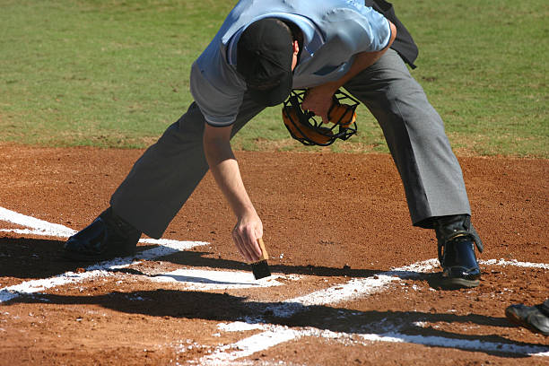 varrer da placa - baseball player baseball umpire baseball university imagens e fotografias de stock