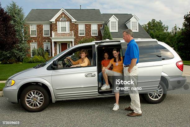 Family Próximos Y Va Foto de stock y más banco de imágenes de Minifurgoneta - Minifurgoneta, Conducir, Madre