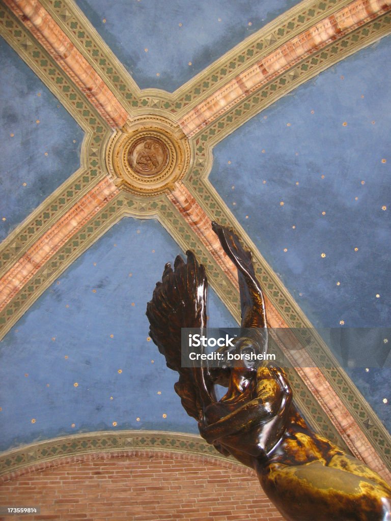 Ángel con cruce techo, Italia - Foto de stock de Abrazar libre de derechos