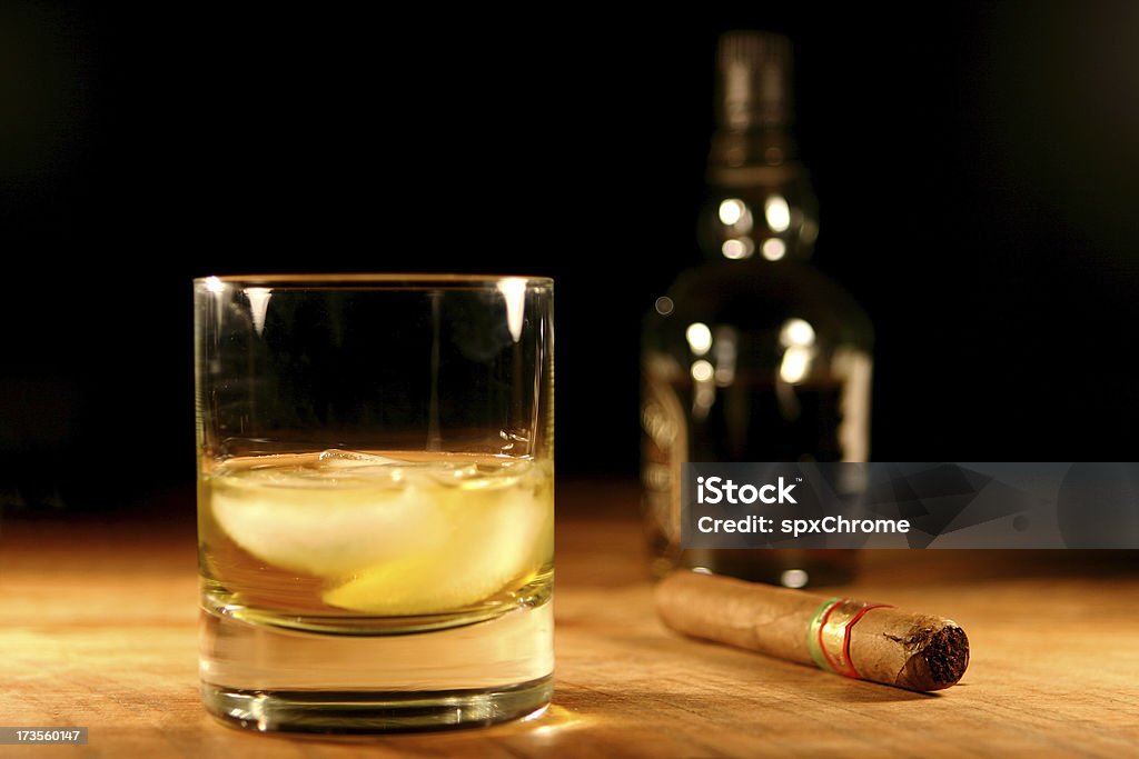Trinken und Rauchen - Lizenzfrei Alkoholisches Getränk Stock-Foto