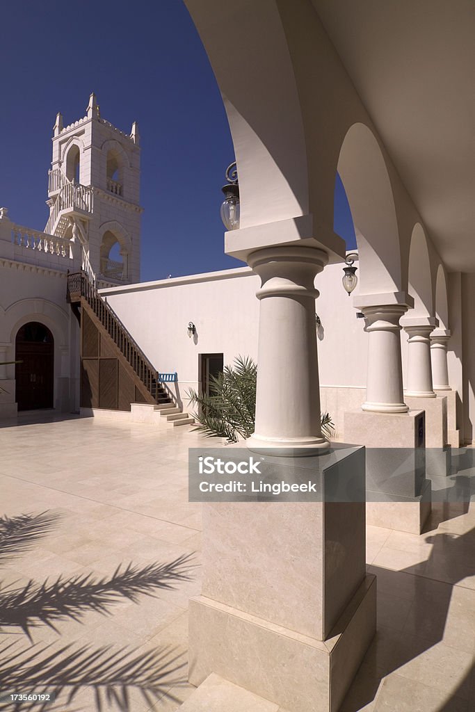 Mezquita pequeñas junto Al Alam Palace - Foto de stock de Arabia libre de derechos