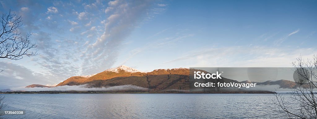 Mountain loch sunrise Escocia - Foto de stock de Agua libre de derechos