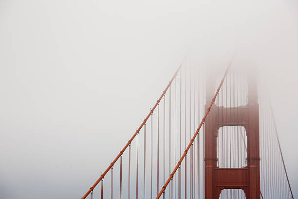 foggy san francisco - golden gate bridge close up steel cable suspension bridge foto e immagini stock