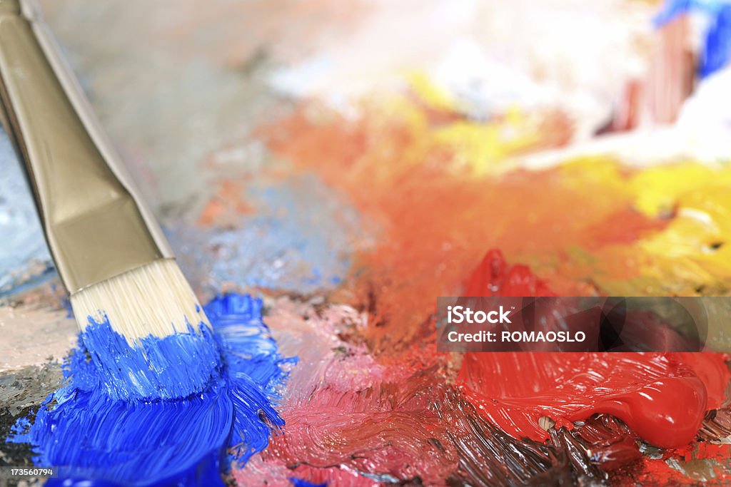 Pinceau et peinture à l'huile sur une palette classique - Photo de Art libre de droits