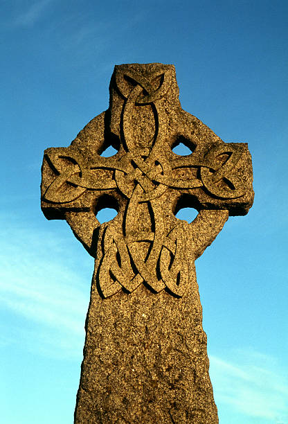 셀틱 교차 - celtic culture tied knot northern ireland cross 뉴스 사진 이미지