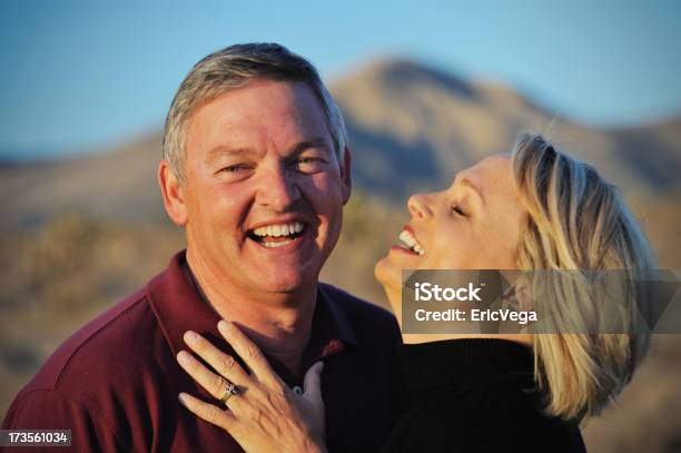 Casal Feliz - Fotografias de stock e mais imagens de 50 Anos - 50 Anos, Abraçar, Adulto