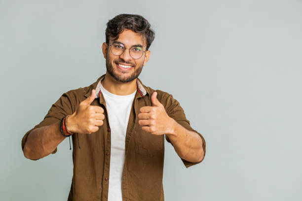 인도 남자는 엄지손가락을 치켜들고, 동의하거나, 긍정적인 대답을 하고, 좋은 아이디어를 좋아하는 광고를 추천한다 - ok sign happiness cheerful isolated 뉴스 사진 이미지