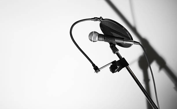 studio nagrań mikrofon z kopii przestrzeni - microphone stand flash zdjęcia i obrazy z banku zdjęć