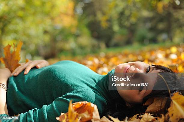 Foto de Menina Está Em Folhas Amarelas e mais fotos de stock de Adulto - Adulto, Amarelo, Beleza