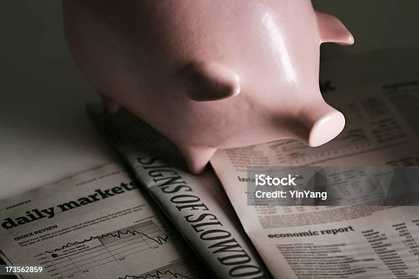 Foto de Piggy Bank Do Pesadelo e mais fotos de stock de Cofre de porquinho - Cofre de porquinho, 401k - Palavra inglesa, Aposentadoria
