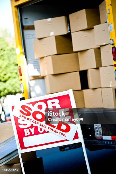 Plano Aproximado De Vendidos Assinar E Mover De - Fotografias de stock e mais imagens de Mudar de Casa - Mudar de Casa, Sold - Palavra inglesa, Ao Ar Livre