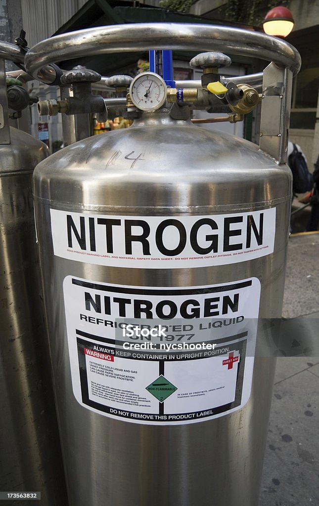 Nitrógeno líquido de refrigeración recipiente - Foto de stock de Nitrógeno líquido libre de derechos