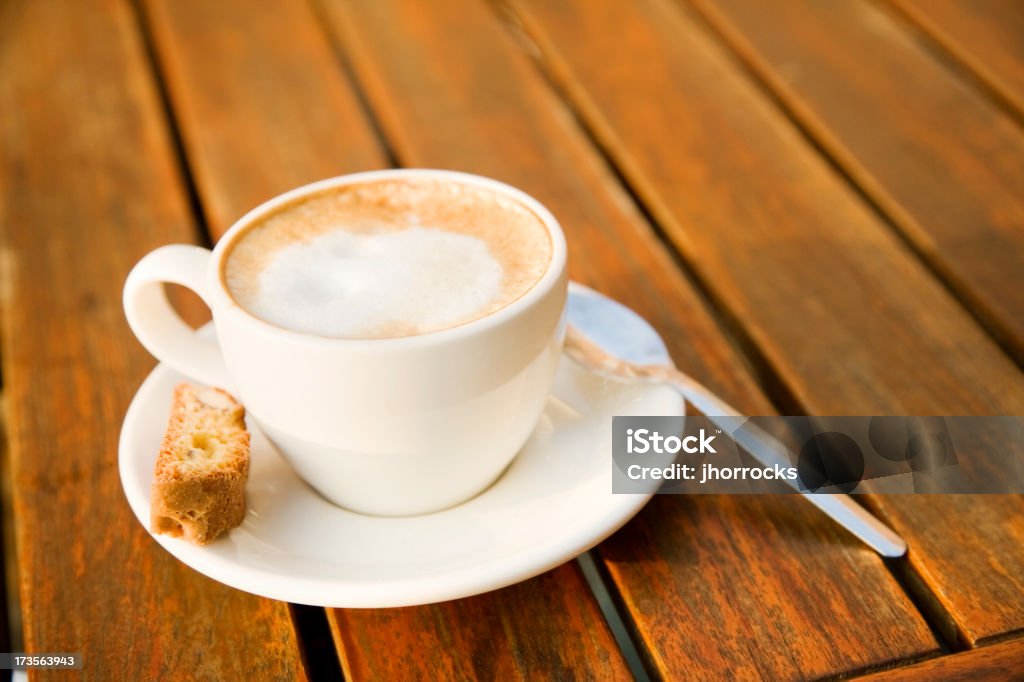 Cappuccino accompagnés d'un Biscotti - Photo de Aliment libre de droits