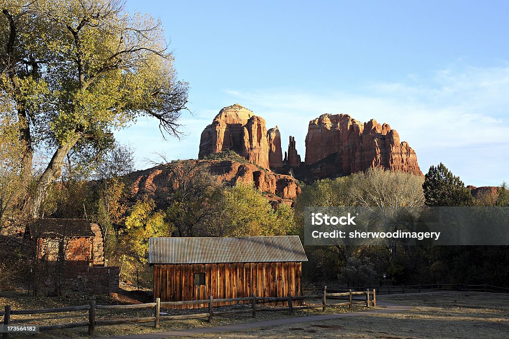 Cathedral Rock et vieilli de la ferme - Photo de Arizona libre de droits