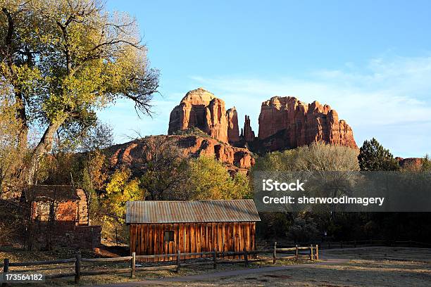 Cattedrale Rock E Invecchiato Edificio Agricolo - Fotografie stock e altre immagini di Arizona - Arizona, Autunno, Deserto
