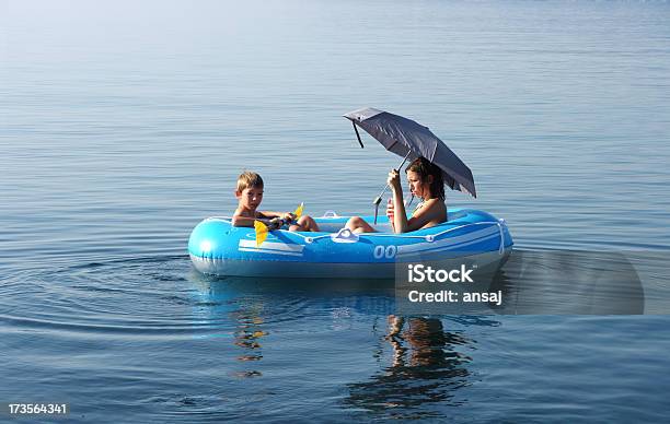 Irmão E Irmã A Desfrutar De Barco - Fotografias de stock e mais imagens de 10-11 Anos - 10-11 Anos, 8-9 Anos, Alegria