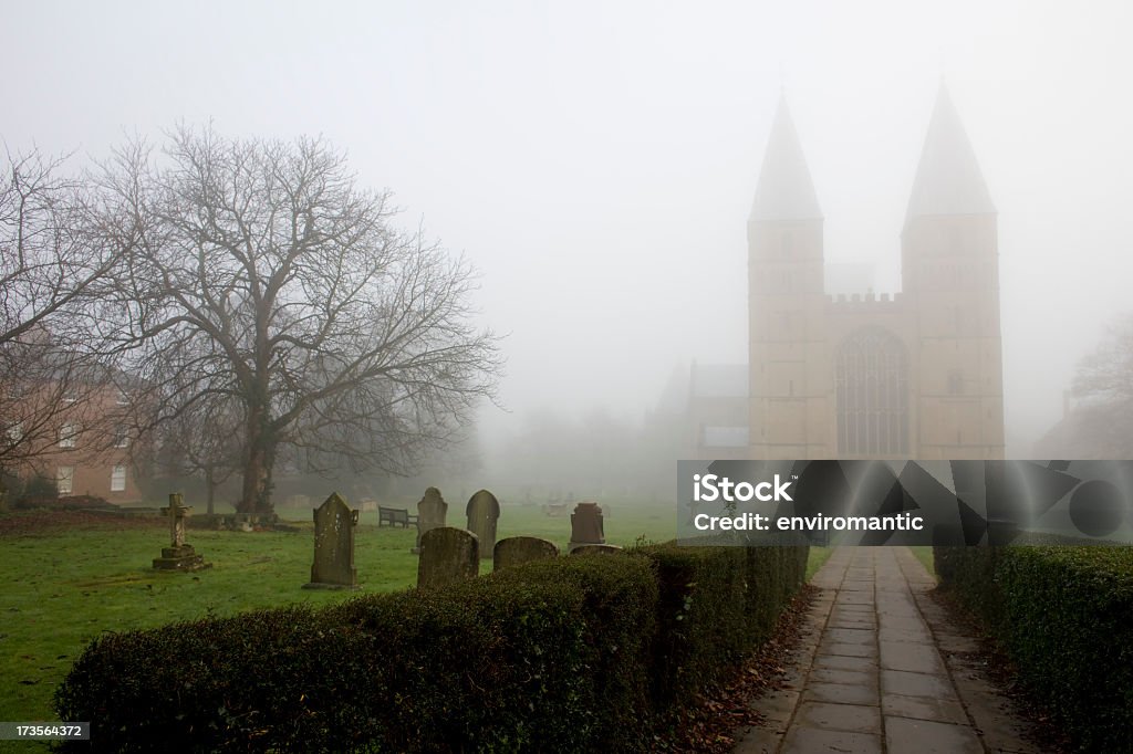 Southwell Catedral de Minster em névoa. - Foto de stock de Abadia - Igreja royalty-free