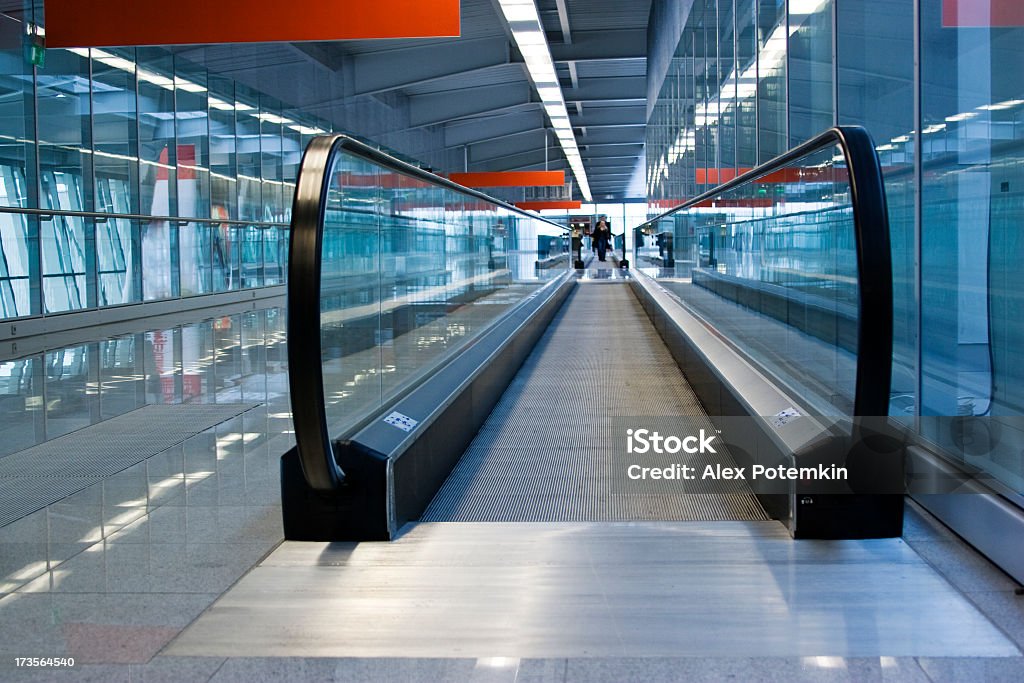 Aeroporto di Varsavia: transporter passeggeri - Foto stock royalty-free di Aeroporto