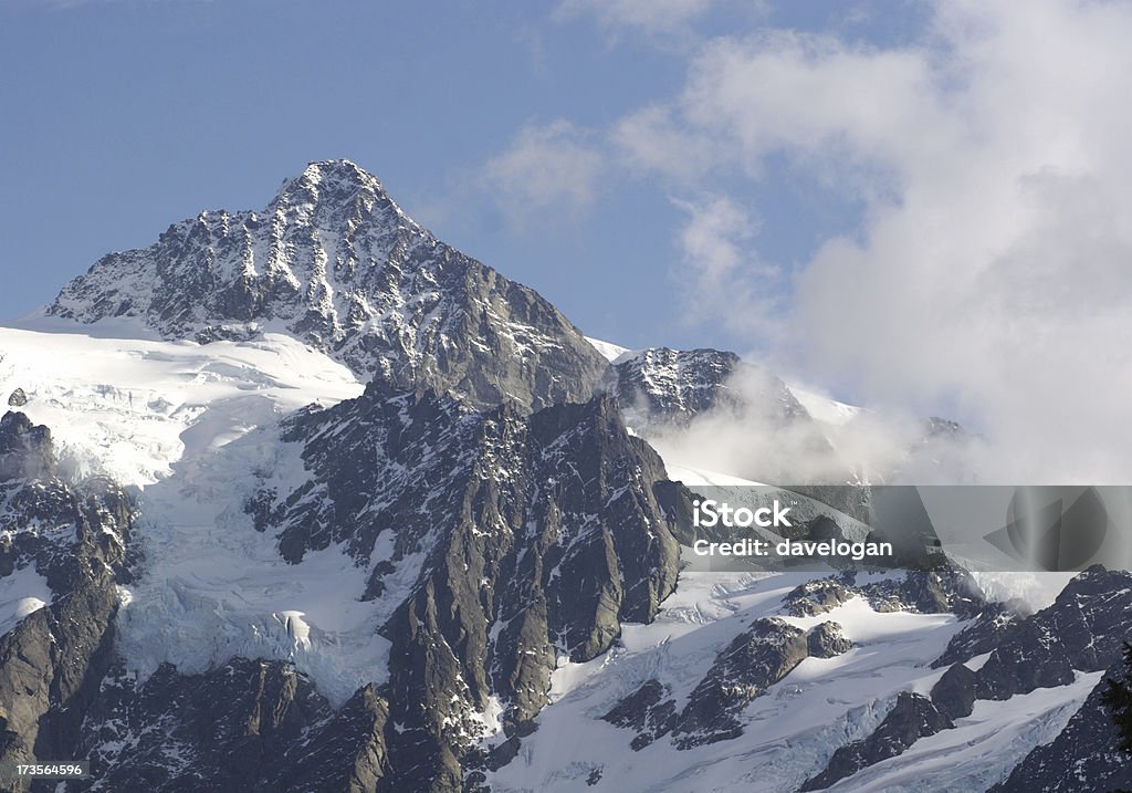 Pico da montanha na neve fresca - Foto de stock de Cloudscape royalty-free