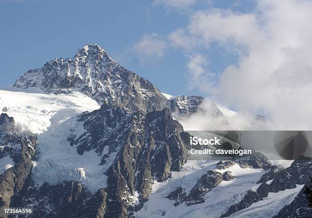 Foto de Pico Da Montanha Na Neve Fresca e mais fotos de stock de Cloudscape - Cloudscape, Estado de Washington, Exterior