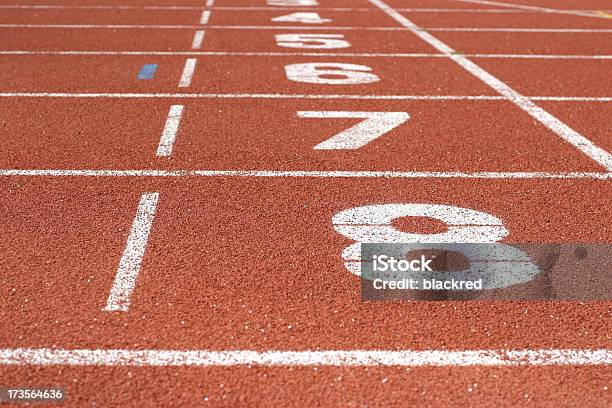 Números De Pista De Corrida - Fotografias de stock e mais imagens de Acabar - Acabar, Ao Ar Livre, Aspiração