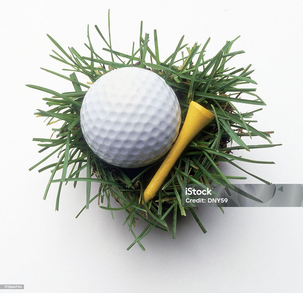 Golf Ball auf Gras & T-Shirt - Lizenzfrei Golftee Stock-Foto