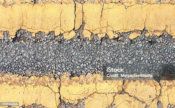 Fondo De Líneas Amarillas Foto de stock y más banco de imágenes de Alquitrán - Alquitrán, Amarillo - Color, Aparcar