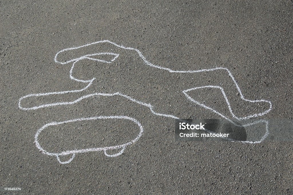 Контур тела умерших skateboarder - Стоковые фото Дорога роялти-фри