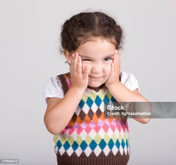 Foto de Criança Com As Mãos Sobre O Rosto e mais fotos de stock de 2-3 Anos - 2-3 Anos, Aluno de Jardim de Infância, Beleza