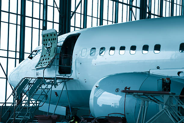 samolot komercyjny konserwacji sprawdź hangar - fuselage zdjęcia i obrazy z banku zdjęć