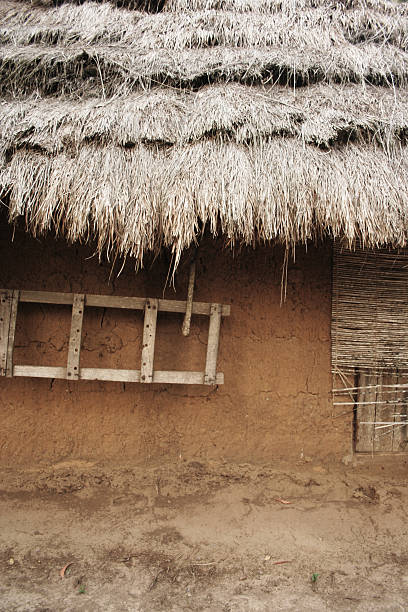 villaggio africano - hut africa grass hut mud hut foto e immagini stock
