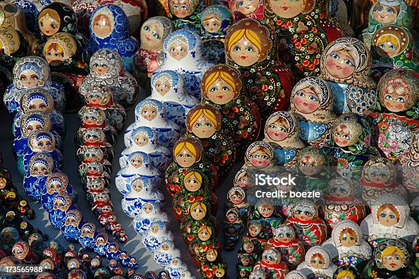 Matryoshka - zdjęcia stockowe i więcej obrazów Bez ludzi - Bez ludzi, Drewno - Tworzywo, Fotografika