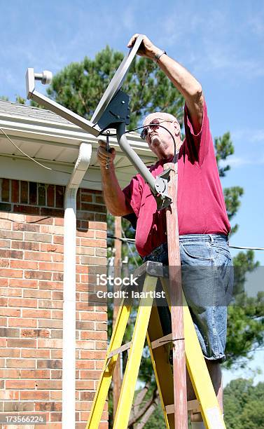 Foto de Cara A Cabo e mais fotos de stock de Telhado - Telhado, Antena parabólica, Homens