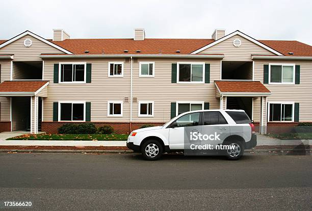 Complejo De Apartamento Foto de stock y más banco de imágenes de Coche - Coche, Inmóvil, Calle