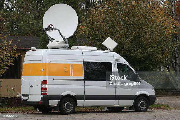 Photo libre de droit de Van Pour Uplink Télévision Par Satellite banque d'images et plus d'images libres de droit de Monospace - Monospace, Média, Antenne parabolique