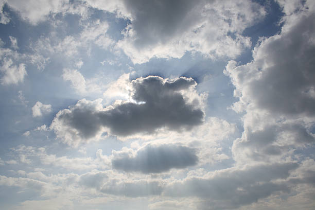 Nublado céu azul - fotografia de stock