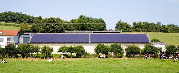 farm con un panel solar - eos5d fotografías e imágenes de stock