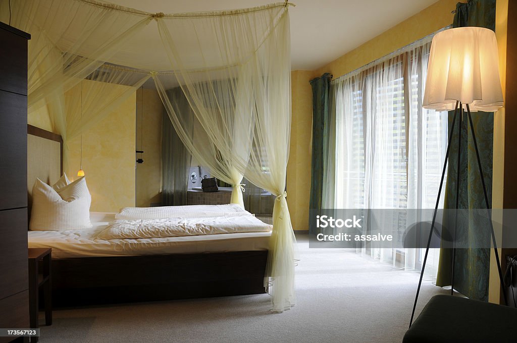 Luksusowy hotel pokój z Łóżko z baldachimem - Zbiór zdjęć royalty-free (Architektura)