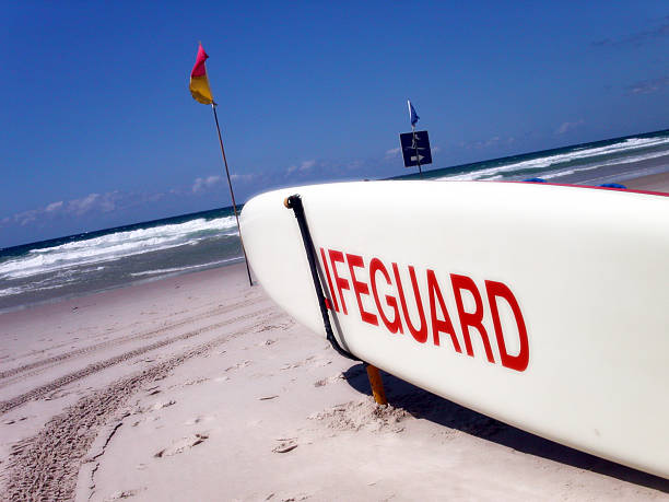 ゴールドコーストのビーチ - gold coast australia lifeguard sea ストックフォトと画像