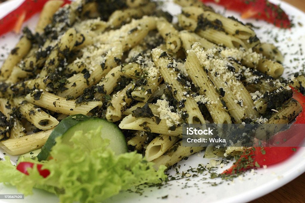 Makkaroni mit Käse und Spinat - Lizenzfrei Spaghetti Stock-Foto